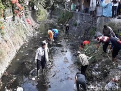 Terjaring Razia Masker, Puluhan Orang Bersihkan Kali di Solo