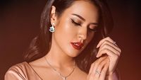 Foto: Gaya Elegan Raisa di Video Klip Bahasa Kalbu, Pakai Perhiasan Rp 1,2 M
