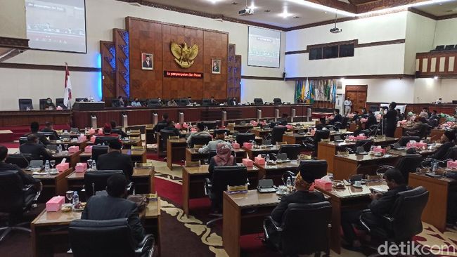 Tak Puas Jawaban Interpelasi, Anggota DPRA Usul Pemakzulan Plt Gubernur Aceh Tak Puas Jawaban Interpelasi, Anggota DPRA Usul Pemakzulan Plt Gubernur Aceh