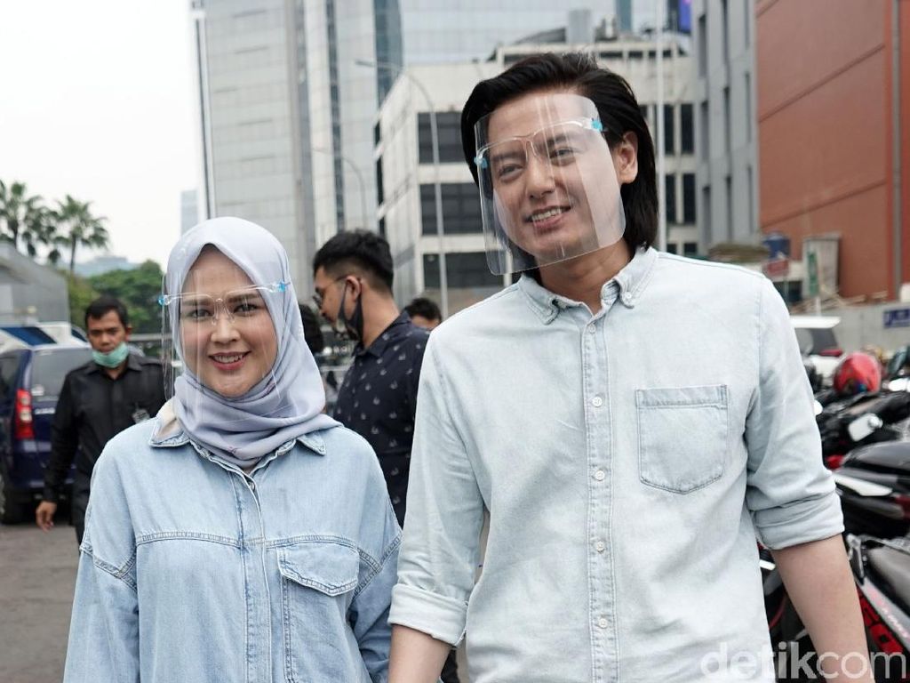 Anak Roger Danuarta dan Cut Meyrika Sunat di Usia 2 Bulan Anak Roger Danuarta dan Cut Meyrika Sunat di Usia 2 Bulan
