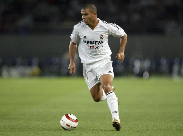 VALENCIA, SPAIN - APRIL 17: Real Madrid striker Ronaldo celebrates after scoring a goal in a La Liga soccer match between Levante and Real Madrid at the Ciutat de Valencia stadium on April 17, 2005 in Valencia, Spain. (Photo by Denis Doyle/Getty Images)