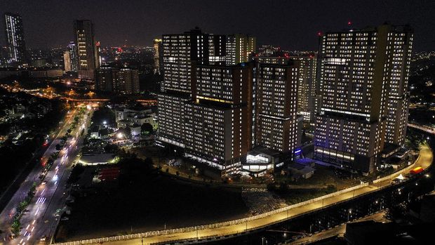 Petugas memeriksa ambulans yang tiba di Rumah Sakit Darurat Penanganan COVID-19, Wisma Atlet Kemayoran, di Jakarta, Kamis (10/9/2020). Penyalaan lampu-lampu di Wisma Atlet bukan berarti semua tower terisi pasien COVID-19 tapi menjadi simbol kesiapan Wisma Atlet menghadapi semakin tingginya kasus positif di Ibu Kota, sementara itu  Pemerintah Provinsi DKI Jakarta akan kembali memberlakukan pembatasan sosial berskala besar (PSBB) total mulai 14 September 2020. ANTARA FOTO/Galih Pradipta/aww.