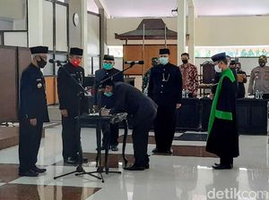 Sekda Bondowoso Dicopot Karena Ancam Kepala BKD, Penjabat Baru Diangkat Sekda Bondowoso Dicopot Karena Ancam Kepala BKD, Penjabat Baru Diangkat