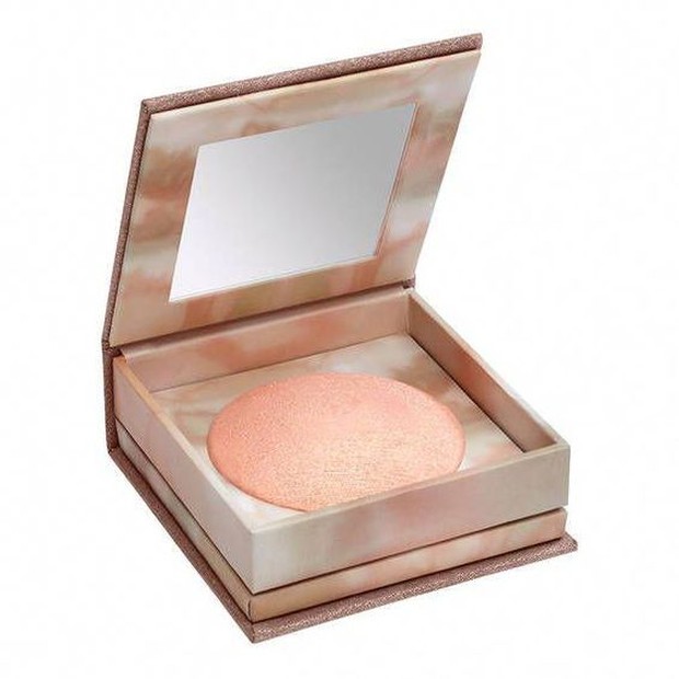 Shimmering Powder / pinterest.com (Urban Decay) Shimmering Powder memiliki efek yang mengkilat