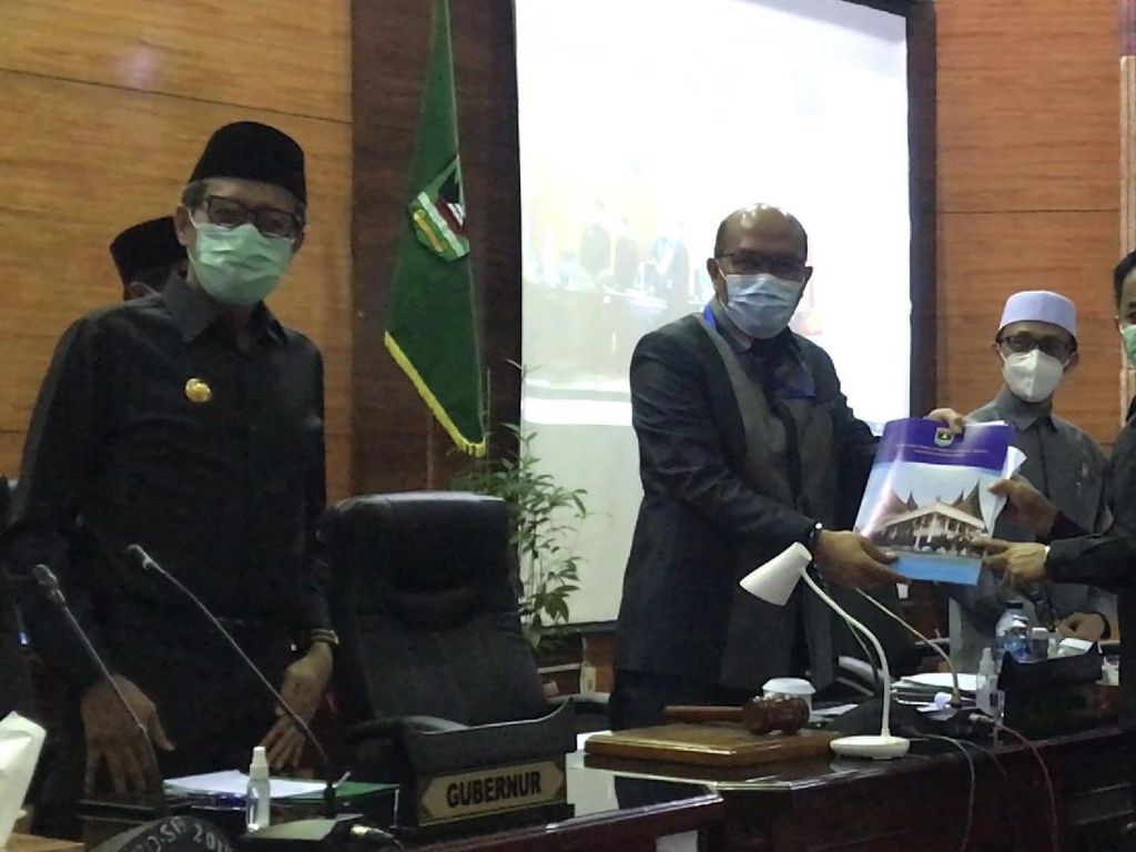 Sumbar Sahkan Perda terkait Corona, Pelanggar Protokol Dijerat Pidana Sumbar Sahkan Perda terkait Corona, Pelanggar Protokol Dijerat Pidana