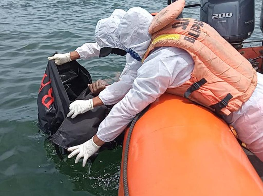 ABK Kapal Batu Bara Tenggelam yang Hilang di Perairan Kaltim Ditemukan Tewas ABK Kapal Batu Bara Tenggelam yang Hilang di Perairan Kaltim Ditemukan Tewas