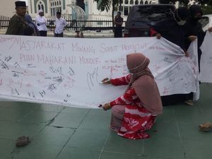 Kumpul di Masjid Raya Medan, Warga Minang Teken Spanduk Tuntut Puan Minta Maaf