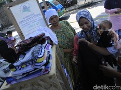 Tiap Jumat, Warga Cijerah Bagi-bagi Makanan dan Pakaian Gratis