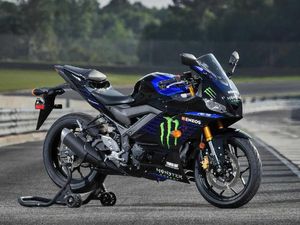 Yamaha Luncurkan Kembaran R25 Edisi MotoGP