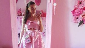 Kisah Wanita yang Gila Warna Pink, Cuma Pakai Baju Pink Selama 13 Tahun