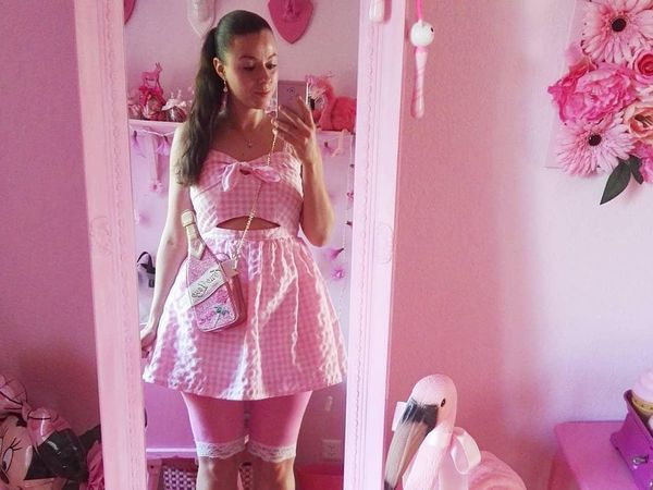 Kisah Wanita yang Gila Warna Pink, Cuma Pakai Baju Pink Selama 13 Tahun
