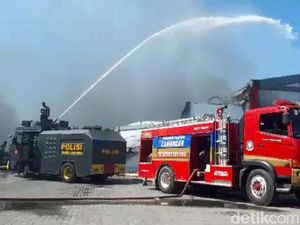 15 Mobil PMK Padamkan Kebakaran Pabrik Spare Part, 1 di Antaranya Water Canon