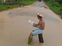 Aksi Warga di Sultra Protes Jalan Rusak: Jadi Tempat Mancing-Ngopi