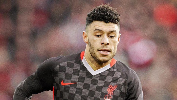 Alex Oxlade-Chamberlain mengenakan jersey ketiga Liverpool di musim 2020/2021.