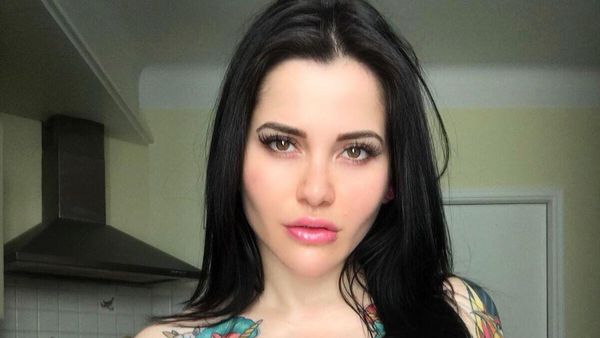 Model Cantik Putuskan Tatoan di Seluruh Tubuh Setelah Disebut Mirip Megan Fox