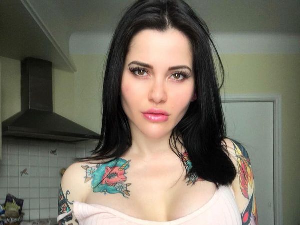 Model Cantik Putuskan Tatoan di Seluruh Tubuh Setelah Disebut Mirip Megan Fox