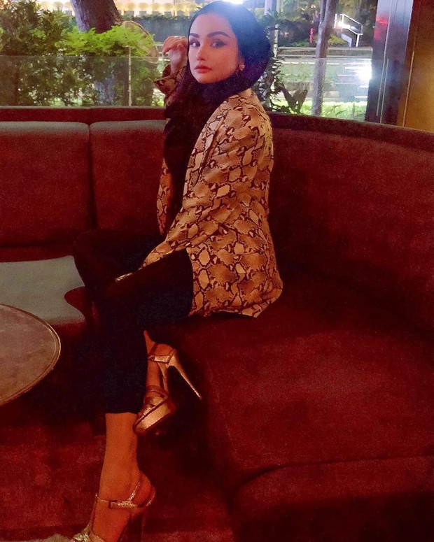 BB Gaya berkelas Nourah ketika mengenakan outer dengan motif snake skin bersamaan dengan strap heels berwarna senada
