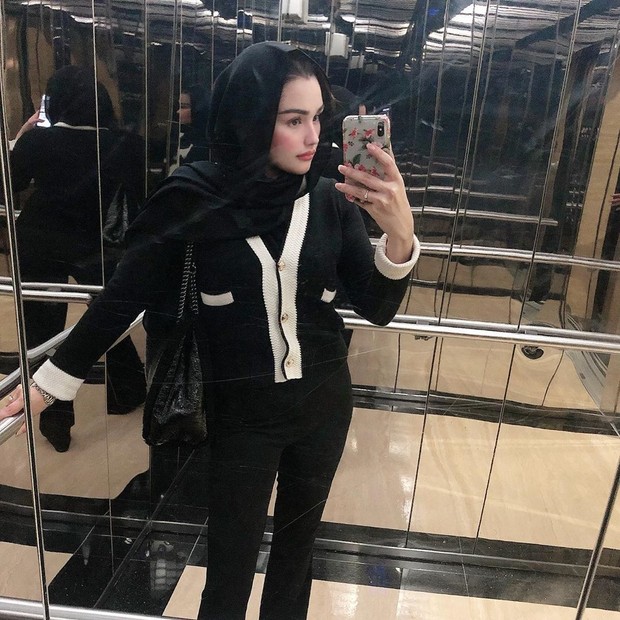 BBB Celana, tshirt dan hijab hitam begitu kece saat dipadukan dengan outer warna monokrom.