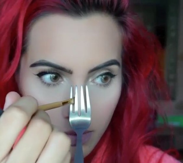 Beautyhackgarpu/sumber:id.pinterest.com/beautyhackgarpu beauty hack countur hidung dengan garpu