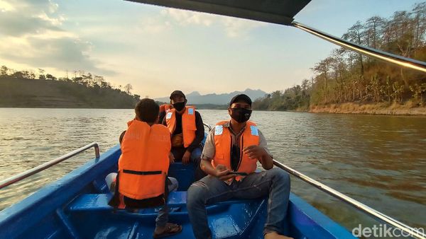 Berperahu Menikmati Keindahan Bendungan Logung Kudus