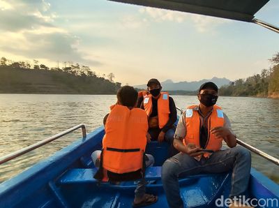 Berperahu Menikmati Keindahan Bendungan Logung Kudus