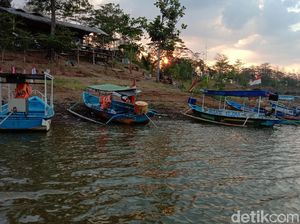 Sensasi Berperahu di Bendung Logung Kudus Sensasi Berperahu di Bendung Logung Kudus