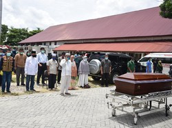 Dokter Positif Corona Wafat, Gubernur Riau Menangis Melepas Jenazah