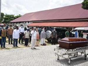 Dokter Positif Corona Wafat, Gubernur Riau Menangis Melepas Jenazah Dokter Positif Corona Wafat, Gubernur Riau Menangis Melepas Jenazah