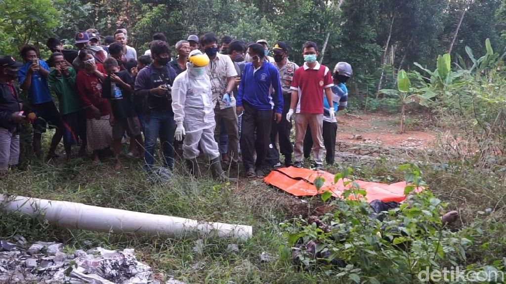 Evakuasi Mayat di Kolong Jembatan Tol Batang jadi Tontonan Warga