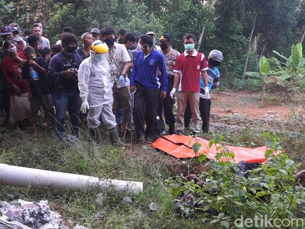Evakuasi Mayat di Kolong Jembatan Tol Batang jadi Tontonan Warga