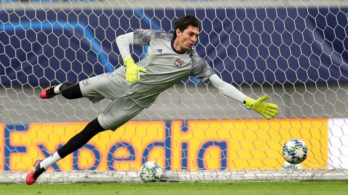 (FILES) In this file photo taken on October 1, 2019 Lyons Romanian goalkeeper Ciprian Tatarusanu jumps for a ball during a training session on the eve of the UEFA Champions League Group G football match RB Leipzig v Lyon in Leipzig, eastern Germany. - Lyons Romanian goalkeeper Ciprian Tatarusanu, has been transferred to AC Milan for 500,000 euros, Olympique Lyonnais (OL) announced on September 11, 2020, before its Ligue 1 football match in Bordeaux. (Photo by Ronny Hartmann / AFP)