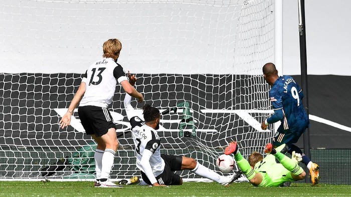 LONDON, ENGLAND - SEPTEMBER 12: Alexandre Lacazette of Arsenal scores his teams first goal past Marek Rodak of Fulham during the Premier League match between Fulham and Arsenal at Craven Cottage on September 12, 2020 in London, England. (Photo by Ben Stansall - Pool/Getty Images)
