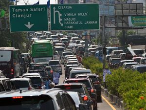 Jalur Puncak Padat Banget Jelang PSBB Jakarta