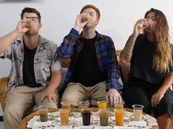 5 Momen Orang Asing Minum Jamu, Coba Kunyit Asam hingga Brotowali