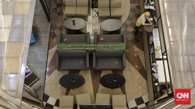 Suasana salah satu rumah makan, restoran dan cafe di Jakarta, Sabtu, 12 September 2020. Karena penyebaran COVID-19 dalam posisi mengkhawatirkan, Pemerintah Provinsi DKI Jakarta kembali memberlakukan pembatasan sosial berskala besar (PSBB) total mulai 14 September 2020, diantaranya dengan memberlakukan larangan kegiatan di tempat umum, larangan makan di restoran, kegiatan sekolah dan bekerja dilakukan di rumah, penutupan tempat wisata, pembatasan akses keluar masuk DKI Jakarta, serta pelarangan kegiatan dengan jumlah jemaah besar di tempat ibadah. CNN Indonesia/Adhi Wicaksono