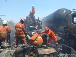 Kebakaran Ilalang Merembet ke Lahan Parkir Margomulyo, 6 Truk Tangki Hangus