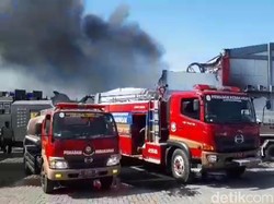 Kebakaran Pabrik Spare Part Ludeskan 3 Bangunan, 4 Jam Api Baru Padam