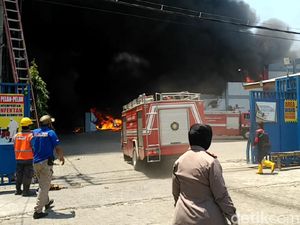 Pabrik Spare Part di Lamongan Terbakar, Asap Hitam Membumbung Tinggi