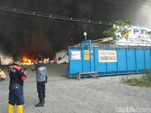 Pemadaman Pabrik Spare Part di Lamongan Terkendala Angin Kencang