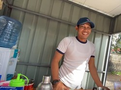 Kisah Mantan Bartender Hotel yang Kini Jualan Es Pinggir Jalan