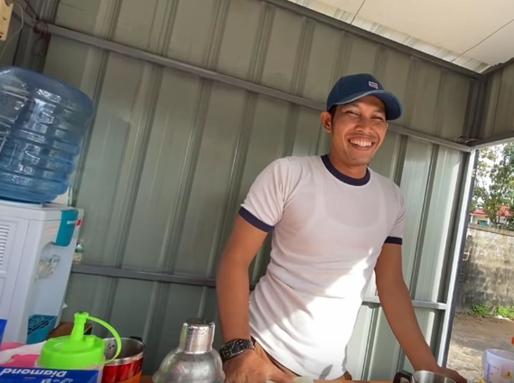 Kisah Mantan Bartender Hotel yang Kini Jualan Es Pinggir Jalan Kisah Mantan Bartender Hotel yang Kini Jualan Es Pinggir Jalan