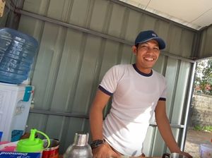 Kisah Mantan Bartender Hotel yang Kini Jualan Es Pinggir Jalan Kisah Mantan Bartender Hotel yang Kini Jualan Es Pinggir Jalan