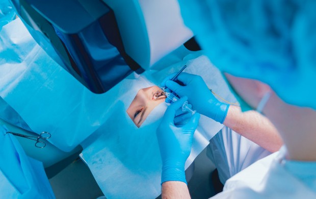 Lasek merupakan operasi mata dengan menggunakan bantuan alkohol