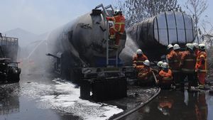 5 Truk Tanki di Surabaya Ini Ludes Terbakar Gegara Alang-alang