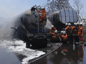 5 Truk Tanki di Surabaya Ini Ludes Terbakar Gegara Alang-alang