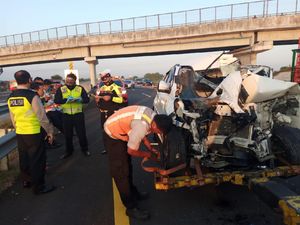 Mobil SUV Tabrak Truk hingga Ringsek di Tol Jombang, Pengemudi Selamat