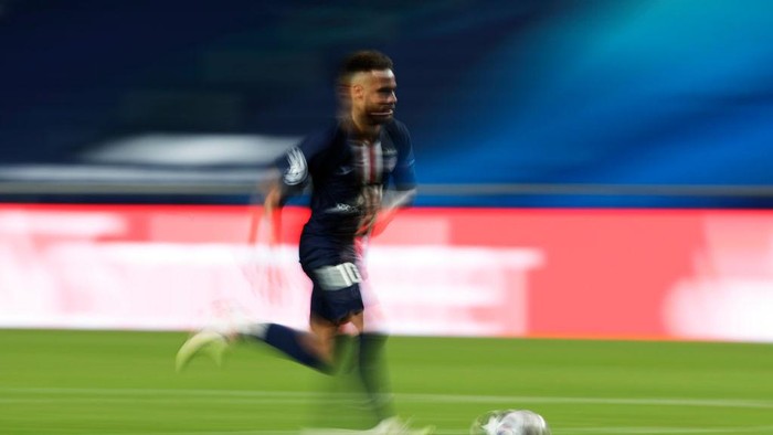 LISBON, PORTUGAL - AUGUST 18: Neymar of Paris Saint-Germain runs with the ball during the UEFA Champions League Semi Final match between RB Leipzig and Paris Saint-Germain F.C at Estadio do Sport Lisboa e Benfica on August 18, 2020 in Lisbon, Portugal. (Photo by Manu Fernandez/Pool via Getty Images)