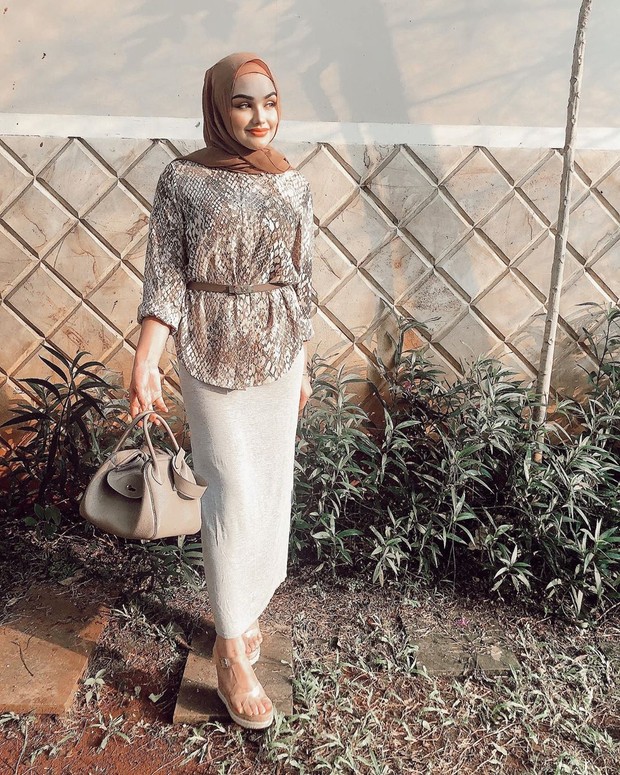 nourah seivirah/instagram.com/nourahsheivirah blouse snake pattern memang lagi hits dan cocok banget dipake Nourah