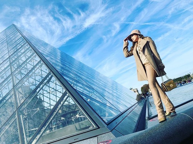 nourah seivirah/instagram.com/nourahsheivirah berpose ciamik di musem seni Louvre membuat Nourah begitu anggun