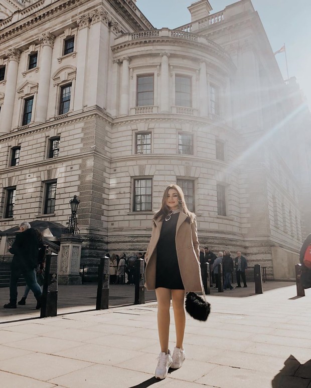 nourah seivirah/instagram.com/nourahsheivirah Mengabadikan foto di oxford street dengan latar belakang gedung yang begitu khas